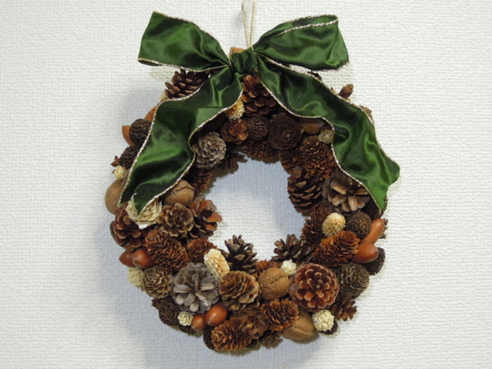 クリスマスツリー・どんぐり人形を作ります まつぼっくりのツリーとどんぐりでカエルを作ります。ココナラ