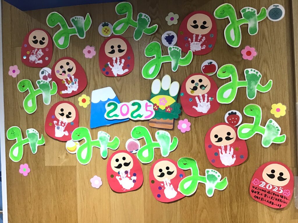 3歳児 へびやだるま、羽子板などのお正月製作アイデア特集！保育士の転職・採用は 保育士バンク！