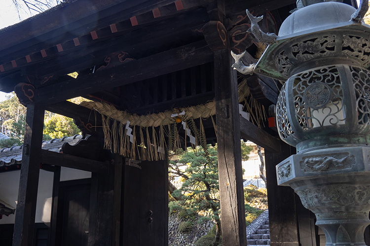 法多山の仁王門前にて出店してます露店の様子です✨ １月８日までたくさん出店してますが以降少なくなっていきます。また土日営業のお店が増えます。営業9時ごろくらいから16時くらい 参拝者の状況で変わります 法多山のお正月らしい風景 音と香りと活気が満ちたお祭り