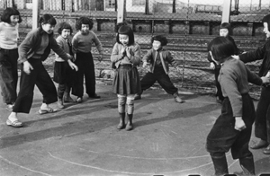蔵出しＰｈｏｔｏアーカイブ：あの日の紙面 遊び 路地裏の主役 1952 男女ともチャンバラ熱高く毎日新聞