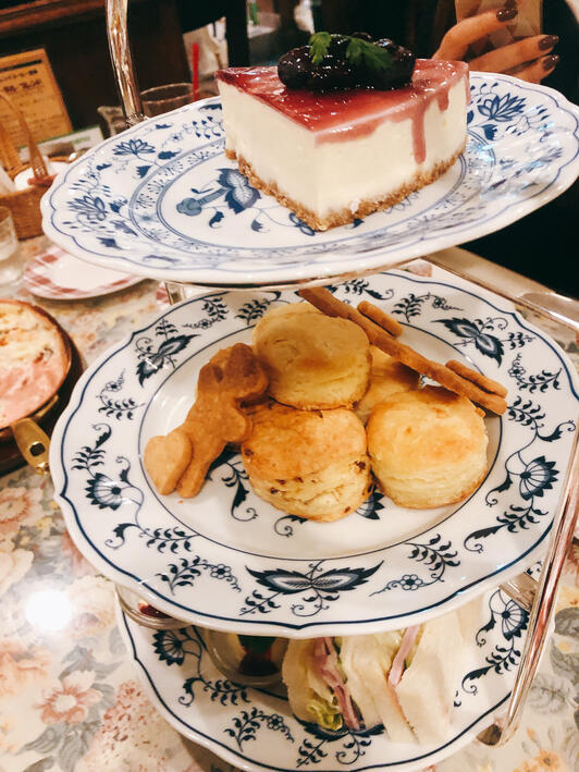 ホテルニューオータニ 東京 がローズガーデンを公開、真紅のバラ咲く屋上庭園-アフタヌーンティーも - ファッションプレス