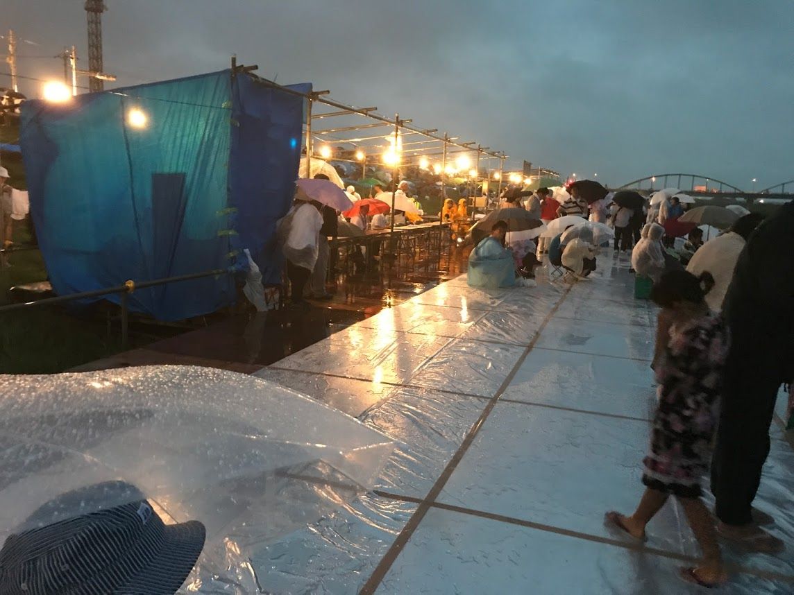 8 1, 水郷おみがわ花火大会, 蒸し暑い夏が続く中、開催されました。, 利根川から吹く川風が心地よく最高の花火日和でした。,夏の風物詩おみがわ 花火大会小見川応援隊Facebook