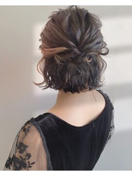 2021春 ハーフアップは結婚式にもおすすめアレンジ♡お呼ばれさんのスタイル集ホットペッパービューティーマガジン