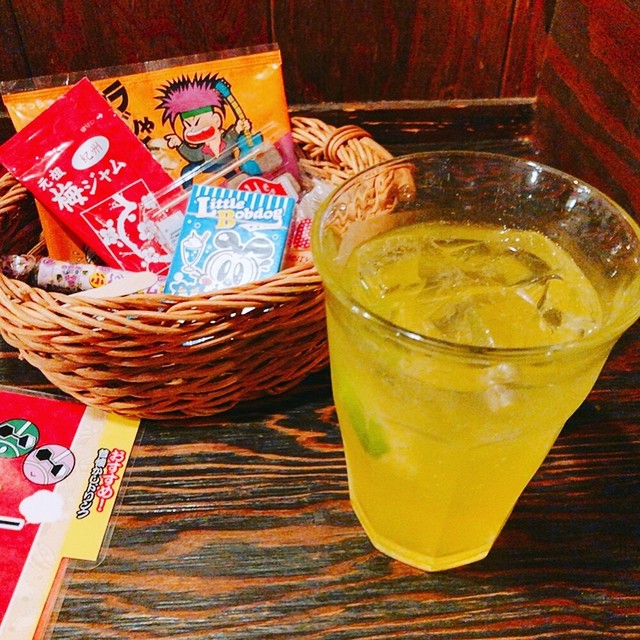 今日だけは童心に！500円食べ放題の「駄菓子屋バー」って知ってる？RETRIP リトリップ