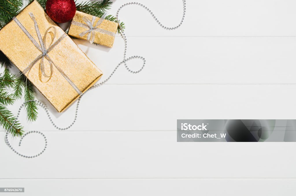 フリーイラストクリスマスツリーと雪の結晶と白色の背景の飾り枠パブリックドメインQ：著作権フリー画像素材集