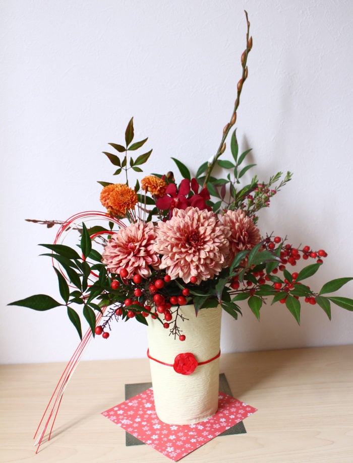 竹の器のお正月飾り - 香取生花店