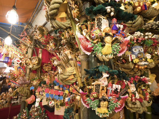 新宿花園神社で恒例「酉の市」－64店が熊手を販売 - 新宿経済新聞