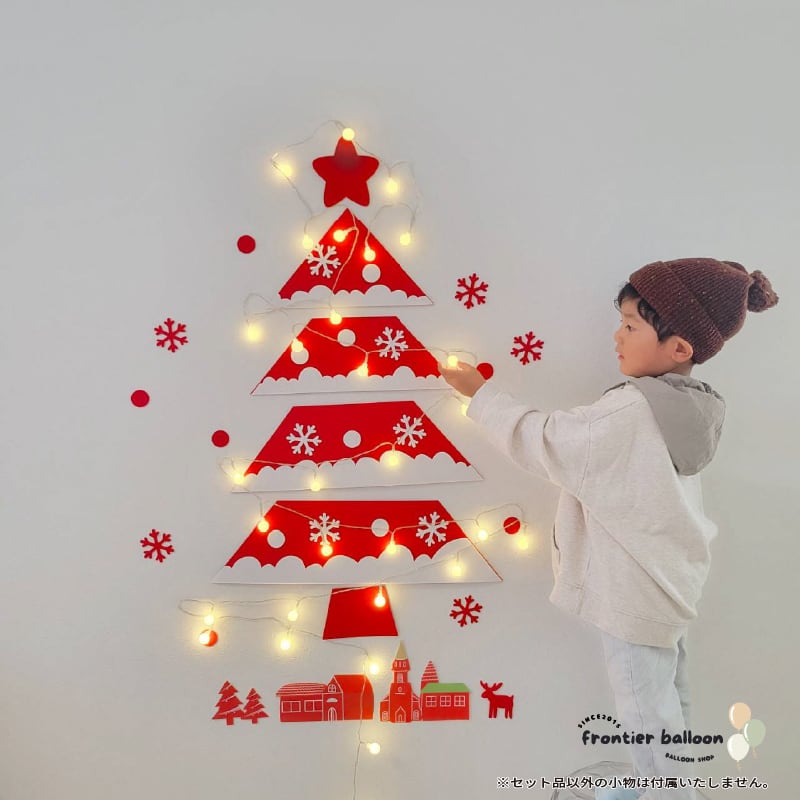 壁面に手作りクリスマスツリーで壁飾りInterior Design Box 海外の使えるインテリア術