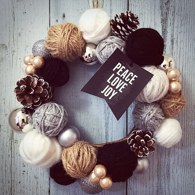 11月に入り、自宅にもクリスマスツリーを飾りました🎄⁡ ⁡⁡ ⁡一昨年作ったリースも活躍中🎁🎅⁡⁡ こちらはダイソーの⁡リースの土台にグルーガンで飾りを接着しました✨⁡⁡⁡ ⁡グルーガンを使うと簡単にデコレーション出来るのでオススメ🥰❤️⁡ ⁡皆さんもクリスマスに