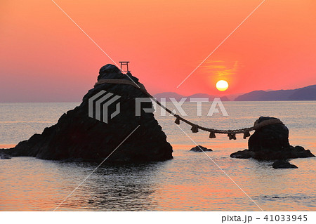 日の出 夫婦岩 二見ヶ浦 朝日の写真素材 - PIXTA