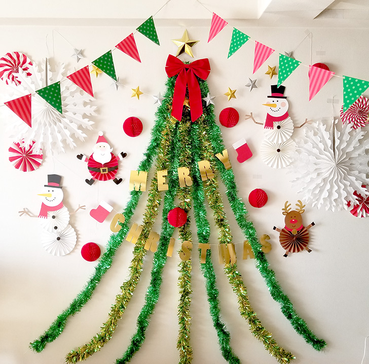 クリスマスツリーの壁面飾り」 赤と緑と金の折り紙で作れます🎄 ポインセチア、木、デコレーションボールを 切り紙で作り、並べて貼ってクリスマスツリー🎄を作りました。とっても簡単で豪華なツリーです✨ 「季節を楽しむかわいい切り紙」 うえはらかずよ 著日東書院