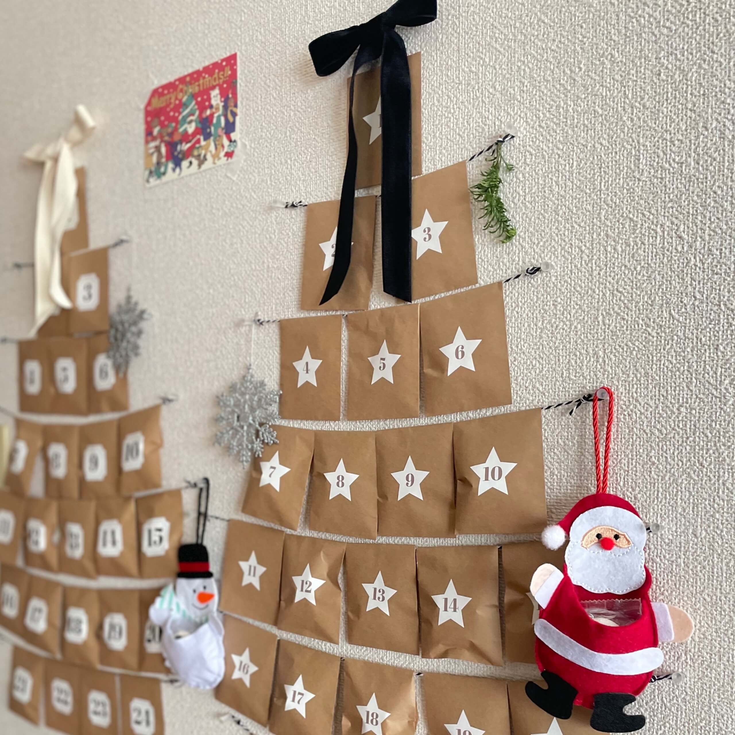 100均で出来る！アドベントカレンダーの作り方🎅 \ 材料はこちら・ハンガーツリー ・コーヒーフィルター ・数字シール ・チャーム ・麻紐・穴あけパンチ ・中に入れるお菓子 他のものでもOK100均で揃うこの材料だけで、簡単アドベントカレンダーが作れます✨ 中身