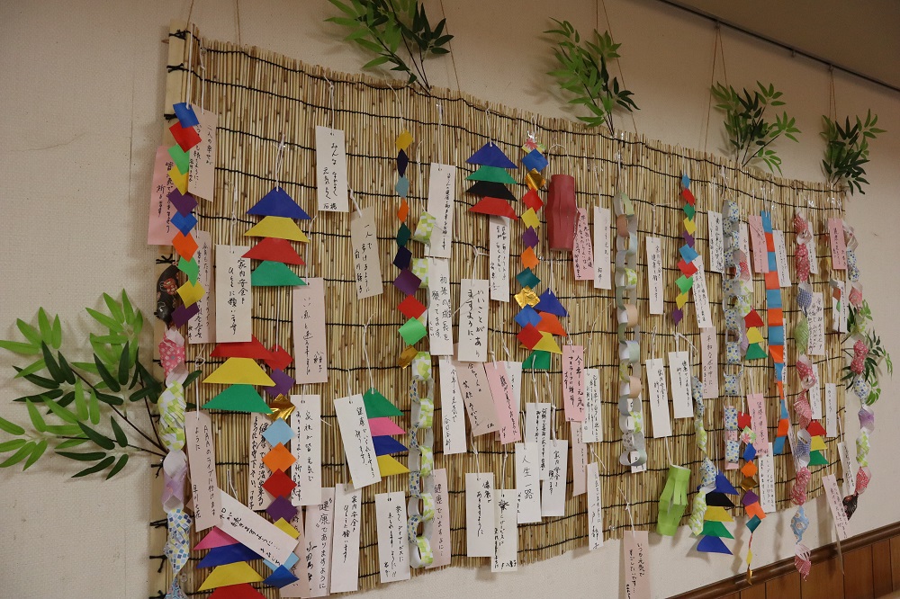 七夕飾りの吹き流し製作や手作り飾りアイデア集〜七夕前から七夕後まで楽しめる手作り飾り〜保育と遊びのプラットフォーム ほいくる