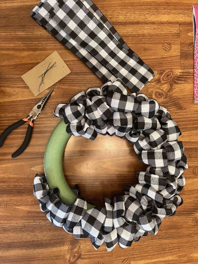 ワイヤーに通すだけ！オーナメントボールで作る超簡単クリスマスリースレシピフラワーエデュケーションジャパン