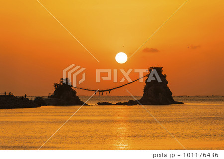 二見興玉神社 夫婦岩の初日の出 三重県 の情報ウォーカープラス