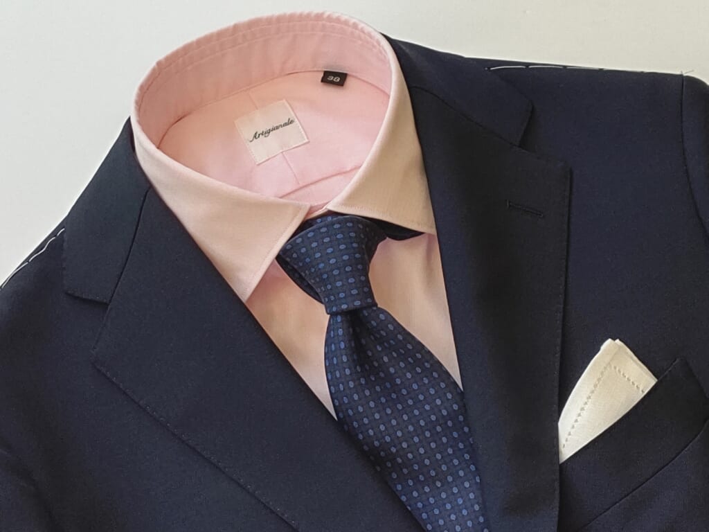 結婚式にネイビースーツはOK？友人・同僚として失敗しない着こなし＆マナーガイド - CUSTOM FASHIONMAGAZINE カスタムファッションマガジン