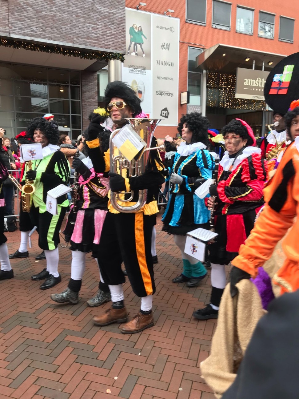 11月11日 土 体験！シント・マールテン祭、利根運河交流館で開催します。無料・申込不要。10時～15時の間に利根運河交流館に来てください😊✂️ランタンを作って 🌷球根を植えて 🍫お菓子をゲットしよう！ 3枚目の写真は昨年シント・マールテン参加の皆さんに植えて頂き