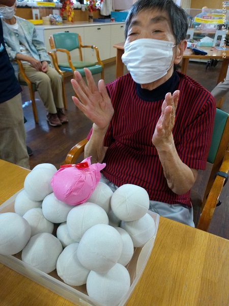 お月見団子を食べさせて