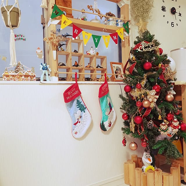 クリスマスツリーの下の沢山のプレゼント - No: 28401552写真素材なら「写真AC」無料 フリー ダウンロードOK