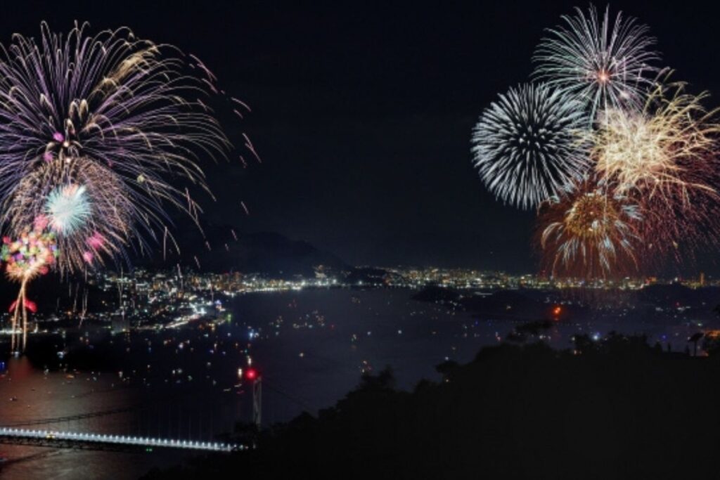 🎆関門海峡花火大会2025, 今年も山から撮った関門海峡花火大会。, 中盤あまりにケムケムすぎて何にも見えず, 途中で諦めて帰ろうかと思ったけど,最後の1.5尺は煙を突き抜けて綺麗に花開きました。, Date：2025.8.13, Location：Fukuoka & Yamaguchi,-———————————,福岡門司下関関門海峡関門海峡花火大会花火花火大会