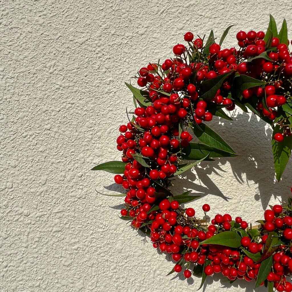 お正月飾り 若松と稲穂に南天を添え束ねた しめ縄 リース お正月 ドライフラワ