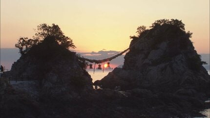 大分県佐伯市にある豊後二見ヶ浦の夫婦岩を結ぶ大しめ縄と初日の出の写真素材101176429- PIXTA