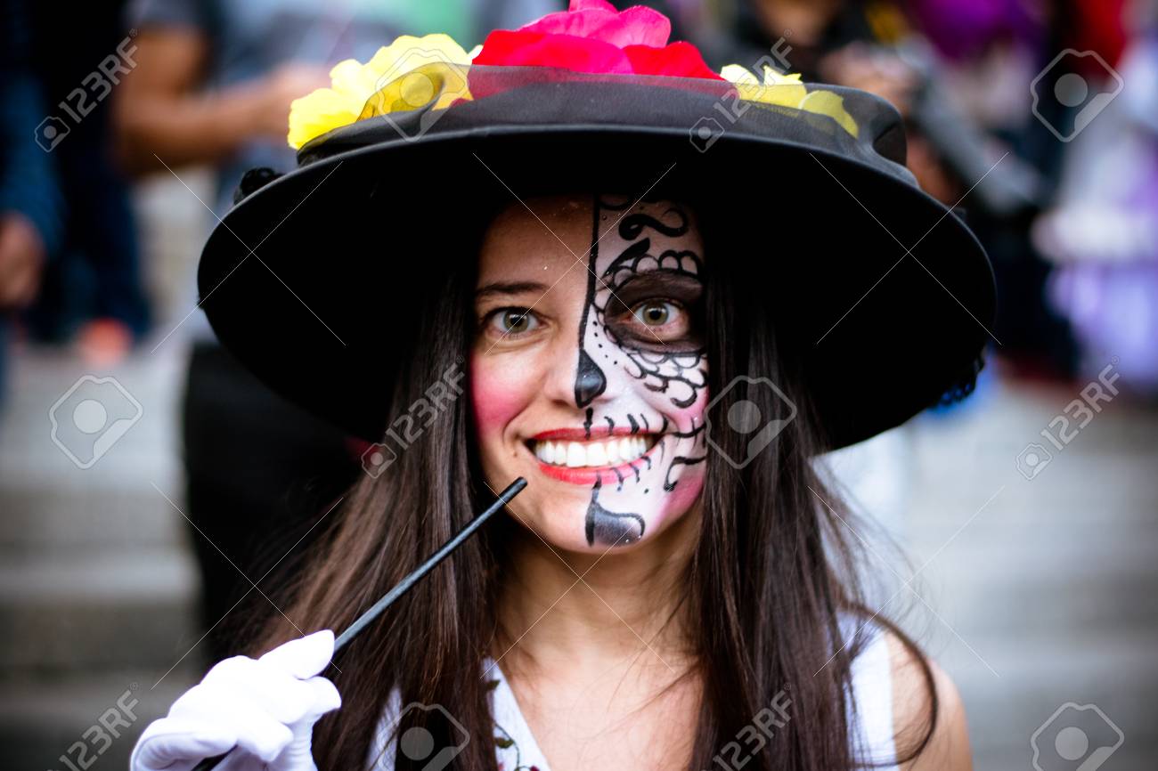 白と青の色がカトリーナ パレード中にメキシコシティで音楽を聴くことでメイクアップのカトリーナの男。の写真素材・画像素材 Image 86659034