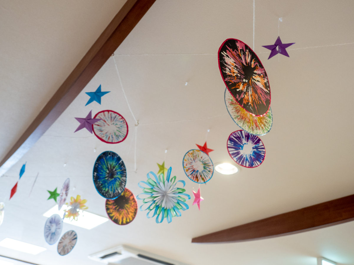 夏祭り装飾作りイベント恵み野デイサービス