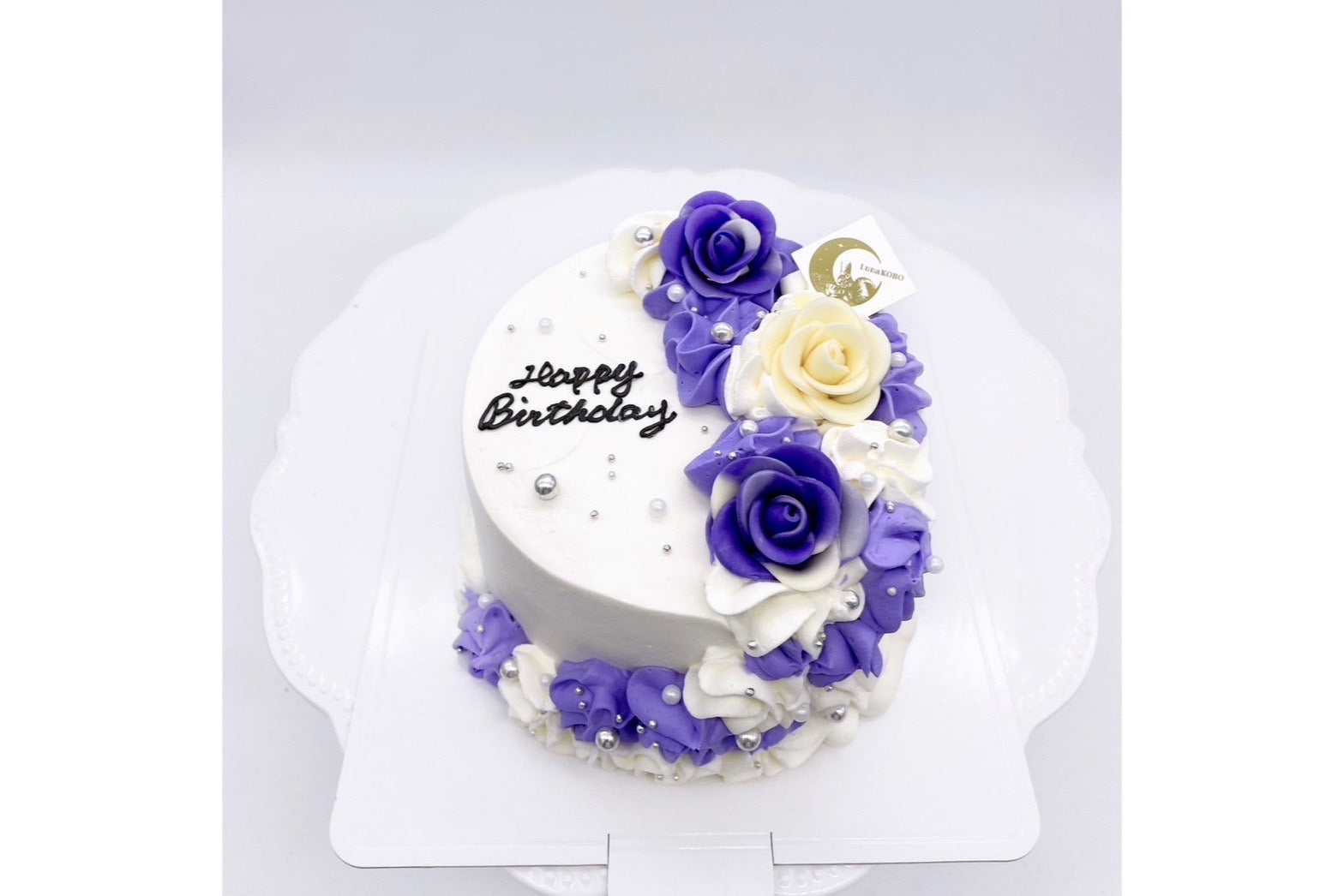 紫のバラと蝶のケーキ💜, 神秘的な紫色と, 黒い繊細な蝶のレースの, ケーキです💓, 初期からのロングセラーのデザインです🦋,紫のバラ,紫の薔薇,蝶々 ,紫のケーキ,誕生日ケーキ,バースデーケーキ,記念日ケーキ