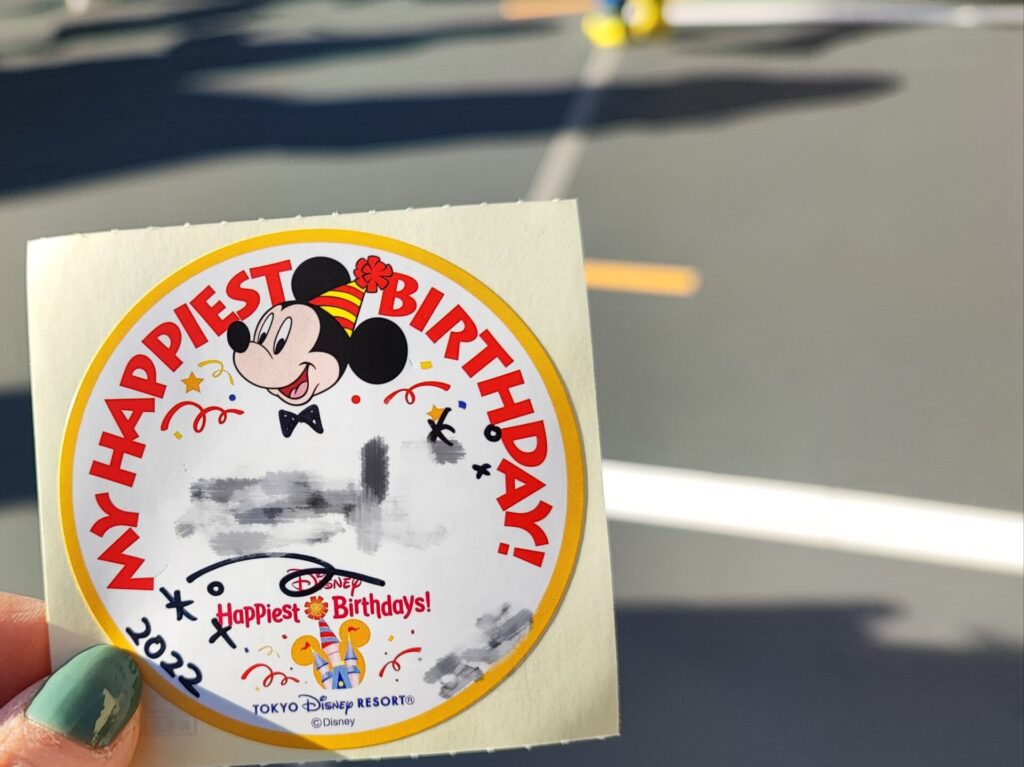 ディズニー誕生日シールは当日以外も大丈夫？もらえるルールを解説！DD trip