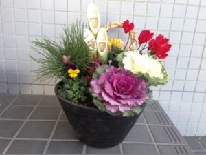 2020年・お正月の寄せ植え 南天,シロタエギク,葉牡丹- ちょっと曲がった家