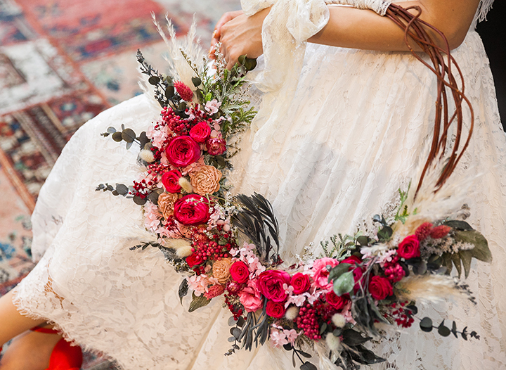 赤いカラードレスに似合うウェディングブーケ特集