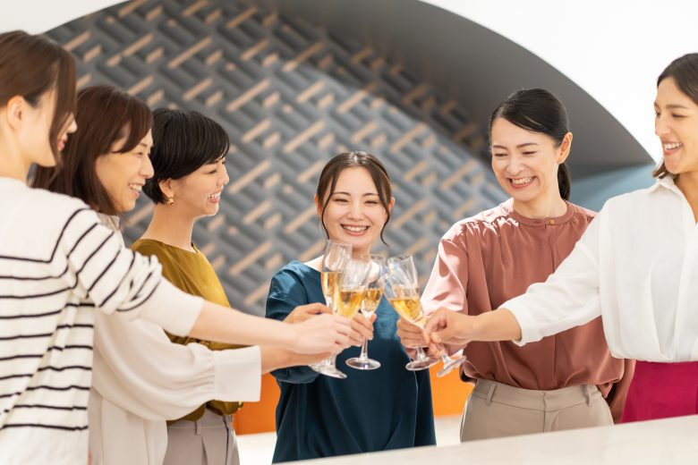 参列者で動画クリエイターが本気出した結果 , 大好きな地元の兄貴の結婚式。, 『参列者目線ならでは』の映像もこれまた良い💐,僕が制作する上で1つ重要視していることは, 自分がその動画をみていかに感動するか、心を動かされるかどうか。, 自分が感動しなかった映像は,きっと世間にも相手にも感動は伝わらないのです。, 動画内の写真撮影：@kenta_ohnishi_,