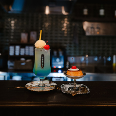 根津美術館横の坂を少し下ったところ。いつも賑わっているのカフェ、ブイック。イートインメニューも魅力的ですが、この人はテイクアウトで。最近始まったパッションフルーツチーズケーキ！サワークリーム、チーズケーキ、ココナッツ入りのボトムの三層仕立て。種も入っ