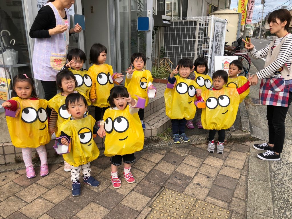 🦖ちびっこ恐竜🦖〜帽子編〜 恐竜の目を子どもたちに貼ってもらうことで、いろんな表情のかわいい恐竜が生まれました🦖🥚 ハロウィン当日が今から楽しみです🎃帽子の作り方も載せているので、ぜひ参考にしてください♪🍀茨木市 spオーク保育園 ハロウィン仮装