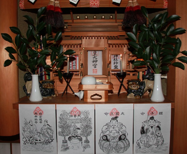 我が家の神棚 お正月はお社の扉を開けます。 また通常の榊に加えて松を供えます。 ふるさと関西ではさらに笹の葉と梅の枝を加えて松竹梅に👍正月正月飾り新春歳時記室礼しつらいしつらえ和のインテリアコーディネート神棚神棚のある暮らし神道