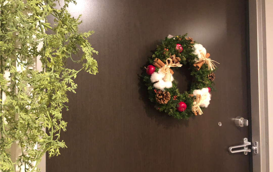 リース クリスマス オーナメント クリスマスリース 飾り 置物 玄関リース 装飾 おしゃれ デコレーション 壁掛け 可愛い クリスマス花輪 部屋飾りクリスマスリース 飾り 植木鉢 玄関 部屋 北欧 おしゃれ 開業 開院 インテリア お店 雑貨 置物 装飾 造花 季節のリース フの