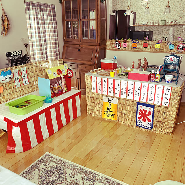 おうち縁日🍧開催☺︎, 急遽だったけど、みんなで色々と持ち寄って、子ども達が遊んでる間に作って楽しい夏祭りが出来ました🌻,飾りはほぼ100均様々🙏, 食べ物は, フランクフルト、焼きそば、唐揚げ、枝豆、たこ焼き、ポテト、とうもろこし,デザートにチョコバナナ、ポップコーン🍿かき氷🍧, 遊びは射的、ヨーヨー釣り、ぷよぷよボールすくい、的当て、ビンゴ、じゃんけんゲーム✊,