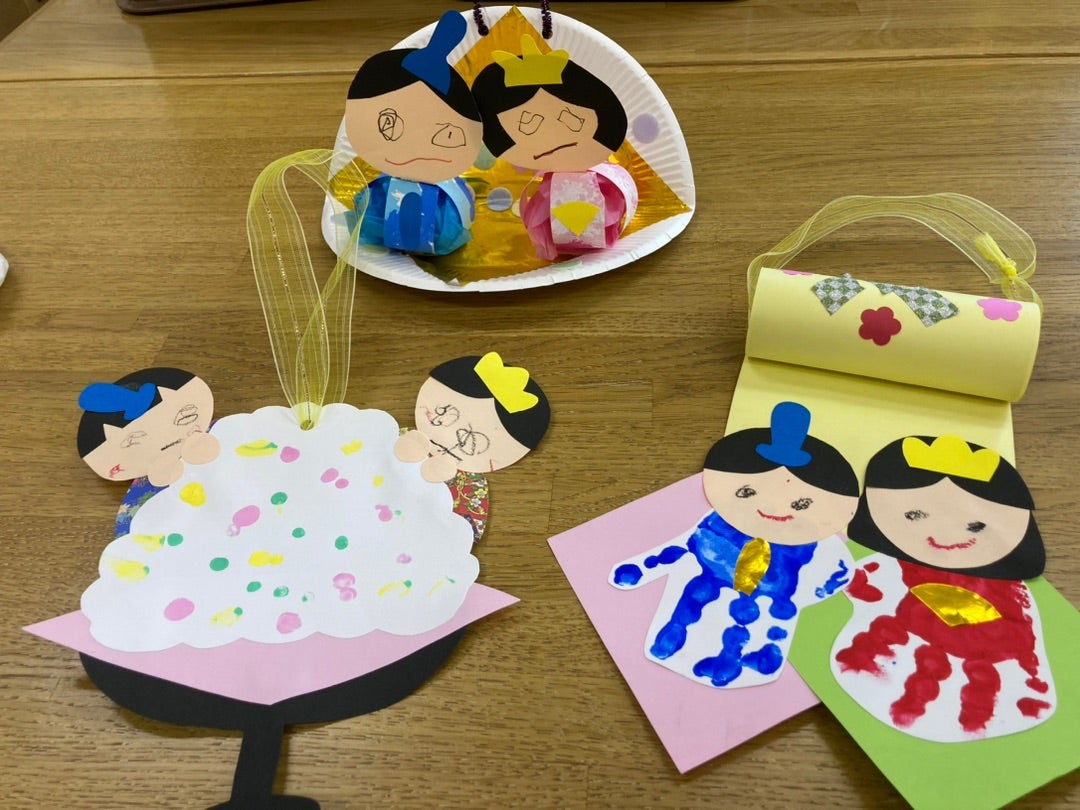 ひな祭り 手形スタンプで作る、ひな人形飾りの作り方。壁面飾りにもほいくびより