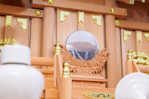 神具などお供え物はどう飾る？神棚の祀り方 配置 を画像で解説お仏壇のはせがわ 公式