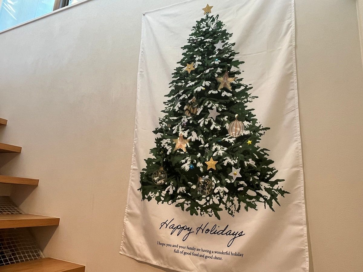 ダイソークリスマス飾り付けグッズ2020🎄☃️壁にデコレーションしてみた❗ * * ダイソークリスマス飾り付けグッズ *ガーランドやウォールステッカー💖 * 可愛いの沢山あるよ😃 * 飾りのカラーを統一するとまとまるって * 今さら気づいたよ😅💦 * *詳しくはブログで紹介