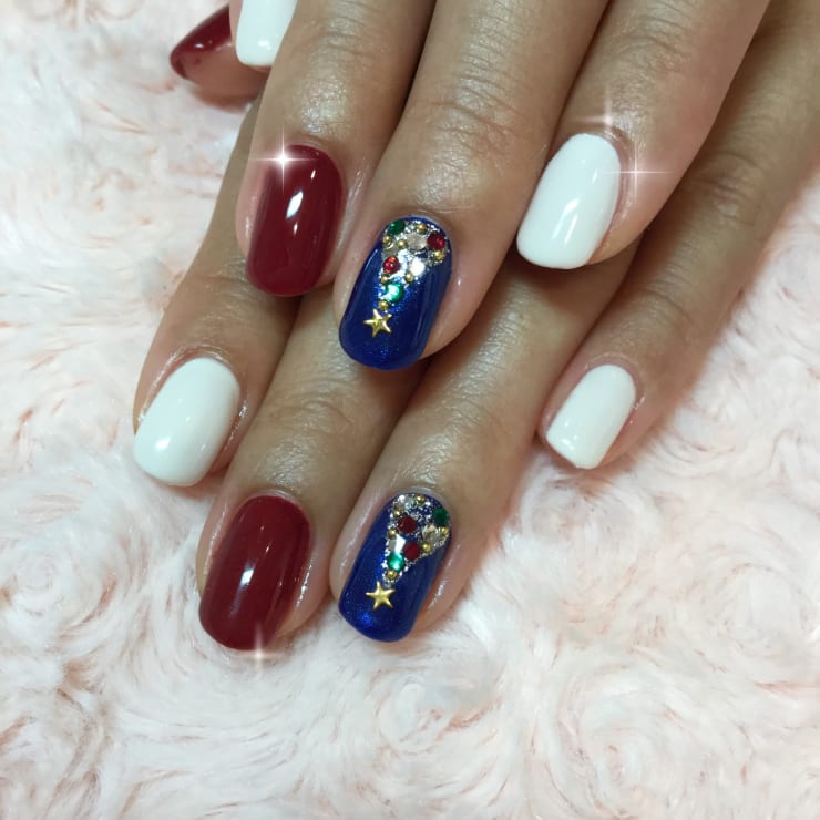 クリスマスネイルレッドネイルホワイトネイルワンカラーネイルツリーネイルオーナメCoCoSalon ネイル まつ毛予約 CoCoSalon所属 のネイルデザイン 20211117082352 ミニモ