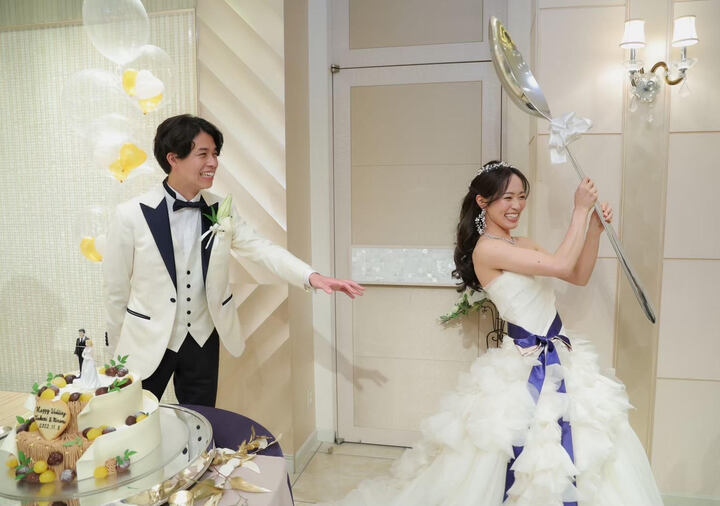 🍰ファーストバイト中にまさかのハプニング！？😳と思いきや、実は新婦から新郎へのサプライズ演出🎉 落としたスプーンの代わり に登場したのは、まさかのビッグスプーン🥄✨ 笑いと感動が同時に巻き起こった、最高にハッピーな瞬間をご紹介します💍💕 どんなサプライズ