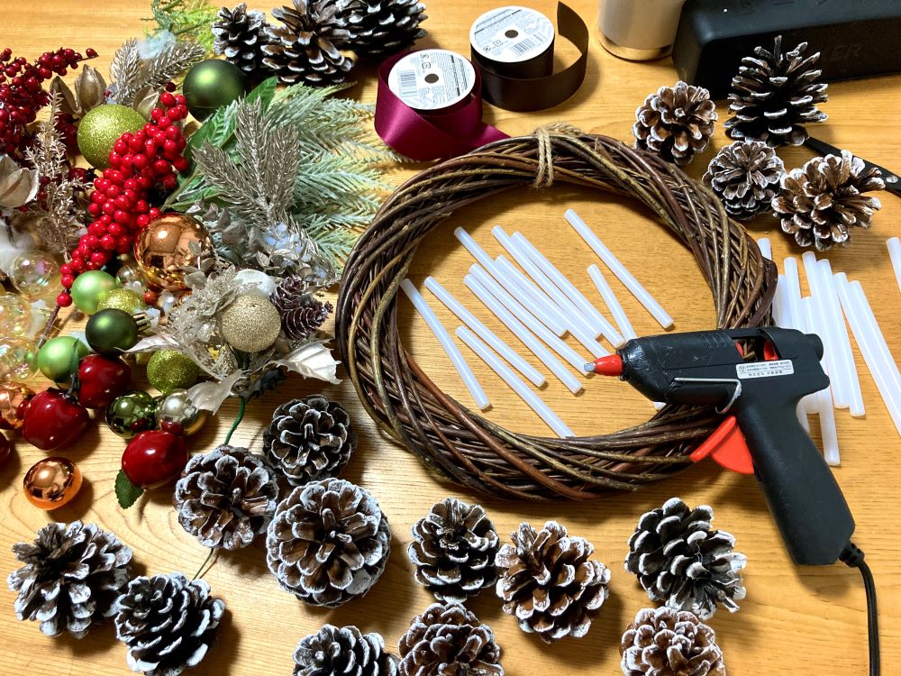 親子で「松ぼっくりのクリスマスリース」作り。自分で作ったリースを飾れば、クリスマスの楽しみがUPしそう♪湘南エリア横浜・湘南で子供と遊ぶ- あそびい横浜・湘南