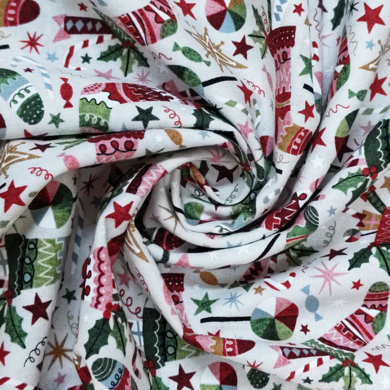 クリスマス柄生地 赤地 シーチング クリスマス ハンドメイド生地 オーナメント カット売り インテリア 国産生地 - 毛糸と手芸のみいみ