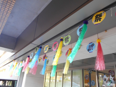 来週の夏祭りのために 飾り付け✨🏮 フロア全体が夏祭り仕様です🥰夏祭り飾り付け手作り提灯デイルーム夏あうんケアあうん滋賀県栗東市栗東市地域密着型通所介護在宅介護在宅医療予防医療 看取りデイサービス訪問介護訪問看護訪問