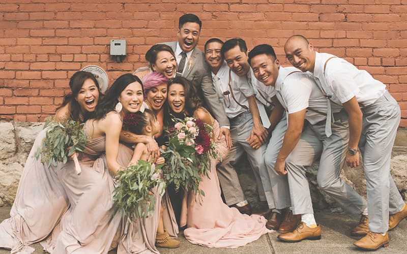 ガーデンウェディングのゲストや親族の服装は？マナーや季節別の服装