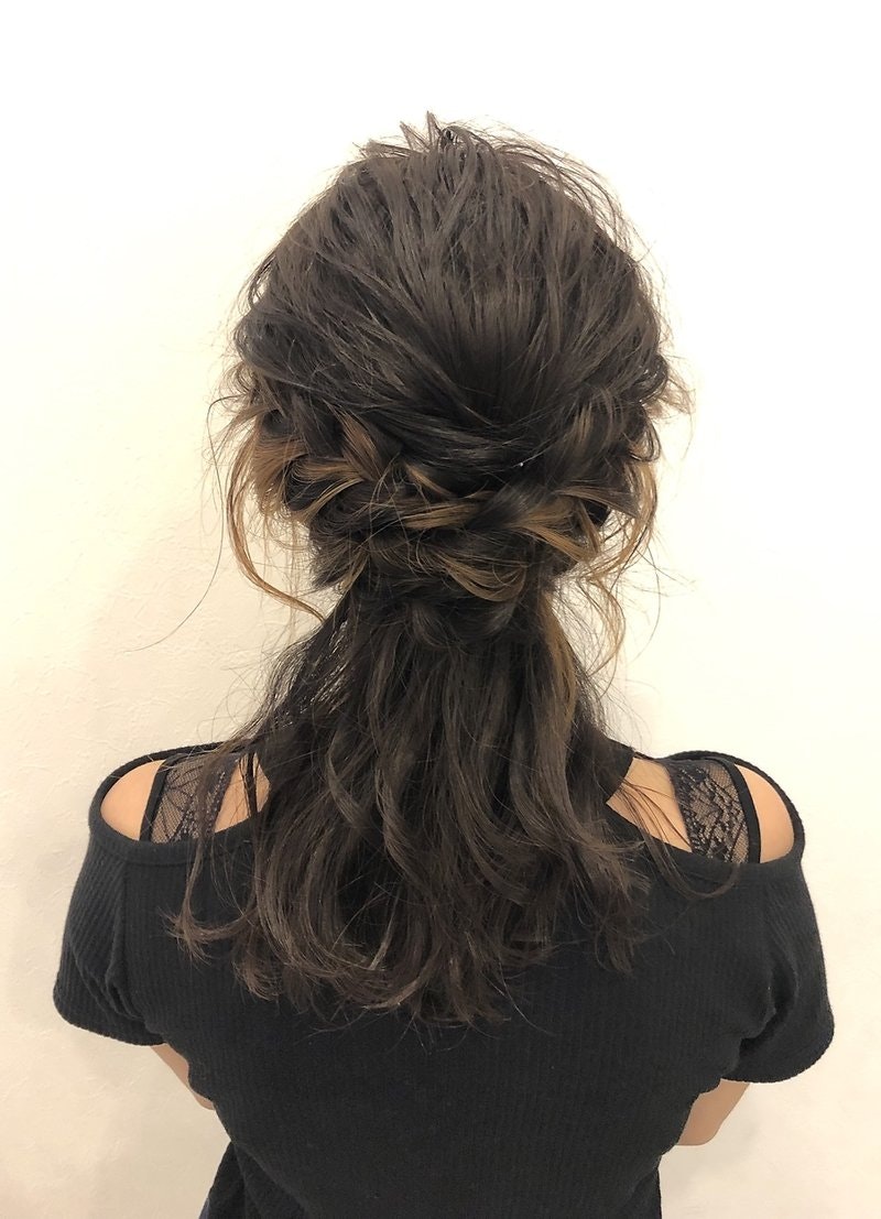 結婚式で人気の髪型「ハーフアップ」アレンジカタログ！長さ別オススメとセルフアレンジのコツを紹介みんなのウェディングニュース