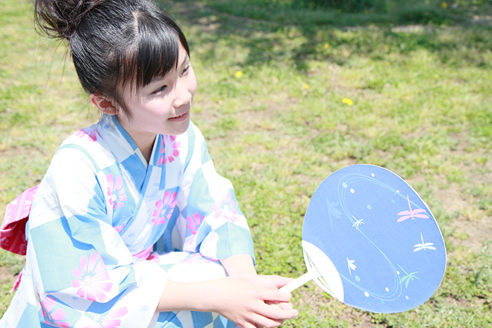 4歳児〜うちわ製作 トイレットペーパーの芯やストローをタコのようにして、絵の具をつけ、色々な色を重ねていきました🎆するときれいな花火の出来上がり😊 夏祭りに色々な花火のうちわを持って踊ります⭐️ 楽しみですね🎵認定子ども園赤坂台幼稚園うちわ製作