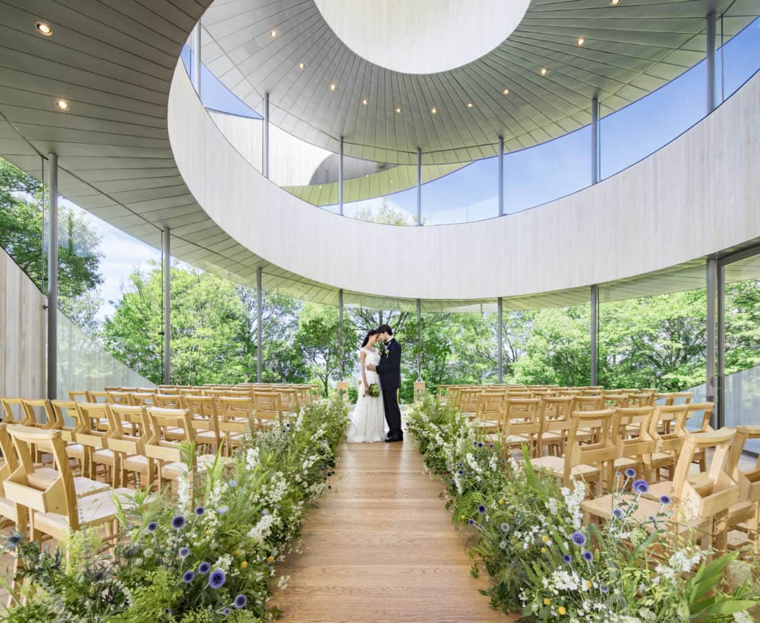 2つの人生がめぐり会うことで 「永遠の繋がり」を表現しているリボンチャペル そのふたりの人生は決して1人で 歩んできた人生ではなく大切な家族と歩んできた人生 ⁡ ⁡ 人生を象徴するように 共に歩んだ大切なあの人と 一歩一歩噛み締めて ⁡ ⁡ ⁡ ⁡@bellavista_wedding